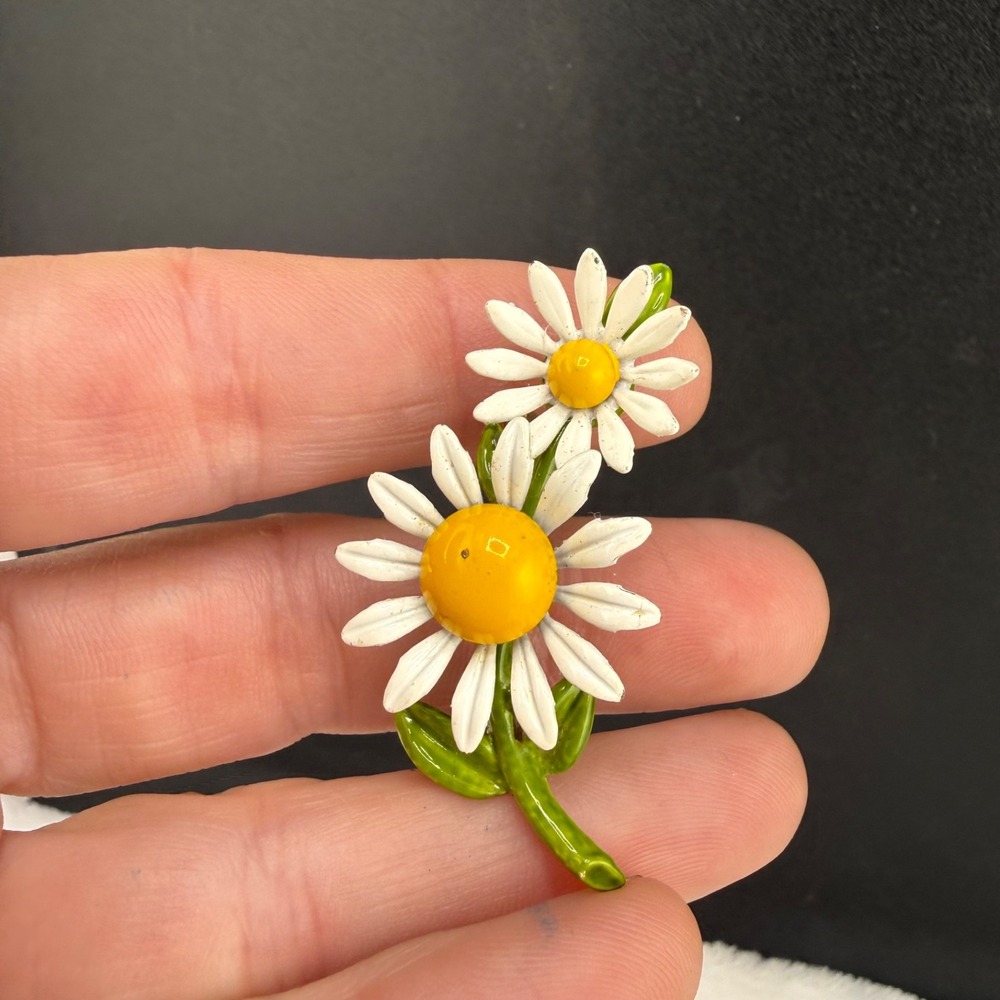 Vintage‎ Estate Flower Brooch White Yellow Enamel Daisy Floral Pin